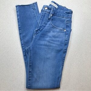 Good American Good Waist Skinny‎ Jean 00/24 Light Wash Slit Hem